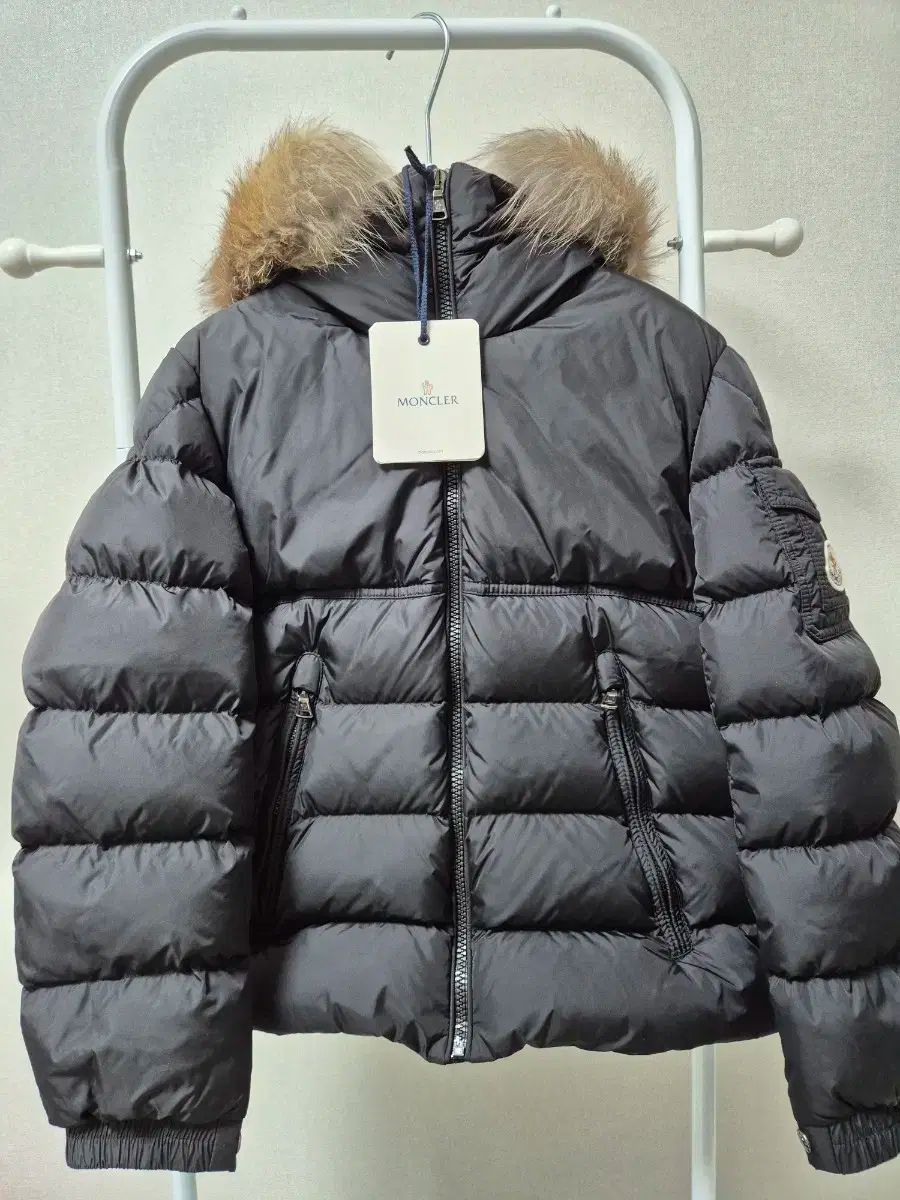 MONCLER モンクレール BYRON(モンクレール) キッズ ダウンジャケット 子供服・用品(85cm CHARPAL黒14A入荷大人も着られるキッズMONCLER(モンクレール)BUYMA byron（キッズ・ベビー・マタニティ）の通販 &frasl; 人気ファッションインスタグラマー TikTokerの黒田りこ様ご着用の ブラック（黒）系 - ブランド ダウン ニューマヤ