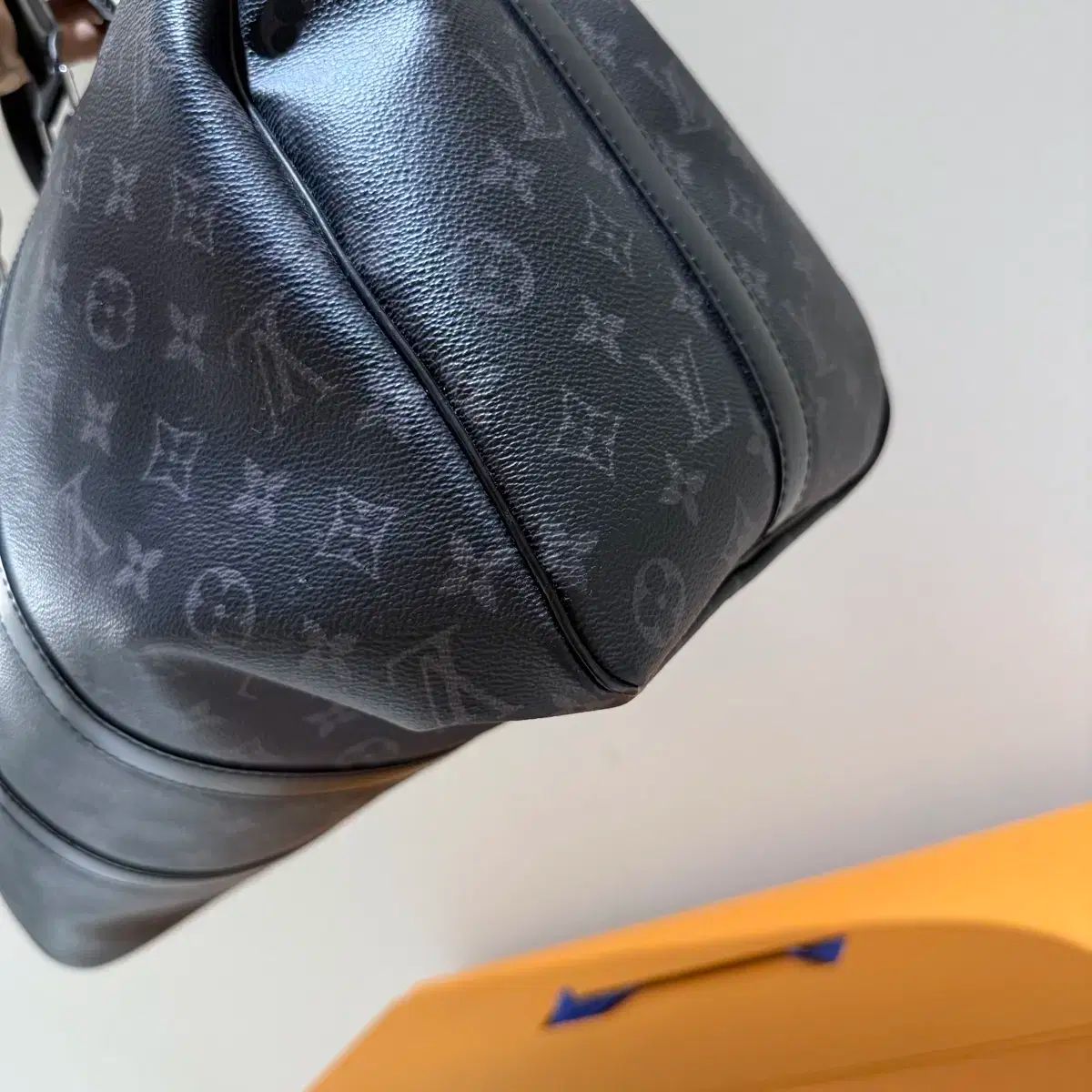証明書を持っています Louis Vuitton ルイヴィトン モノグラム エクリプス バンドリエール キーポル 45 クロスバッグ WWW_KARIMZIABAT_FR