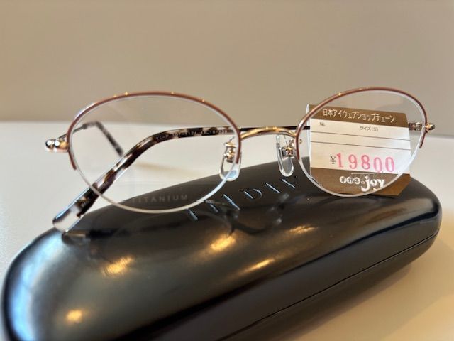 店頭引き上げ品 INDIVI インディヴィ メガネフレーム＆ケース ♥品です 個性 アイウェア ハードケース チタン チタニウム ハーフリム