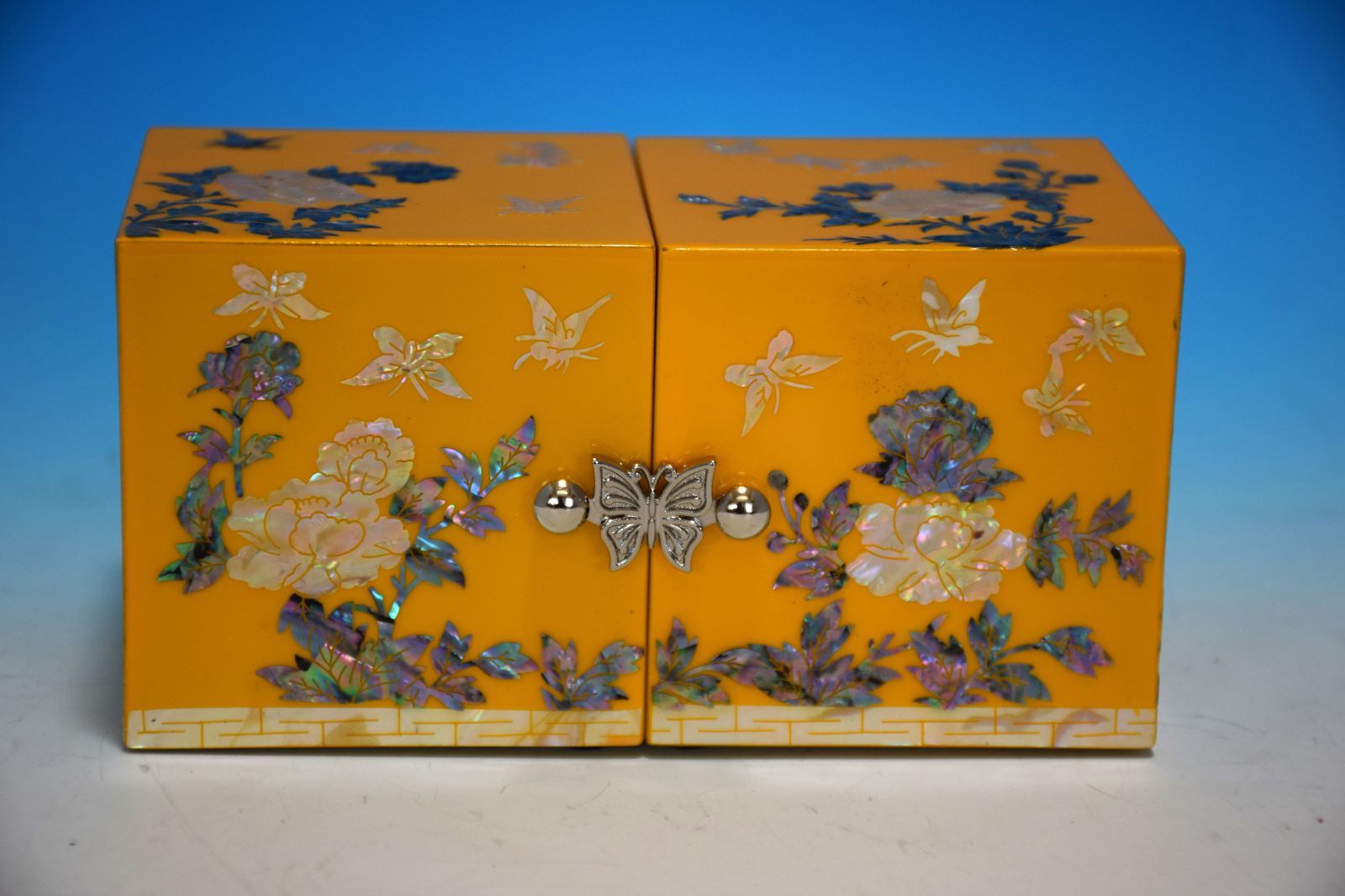 螺鈿細工　韓国伝統工芸品　双子宝石箱　小物入れ Amazon.co.jp: 極 韓国 螺鈿細工 螺鈿漆器 双子宝石箱ミニ