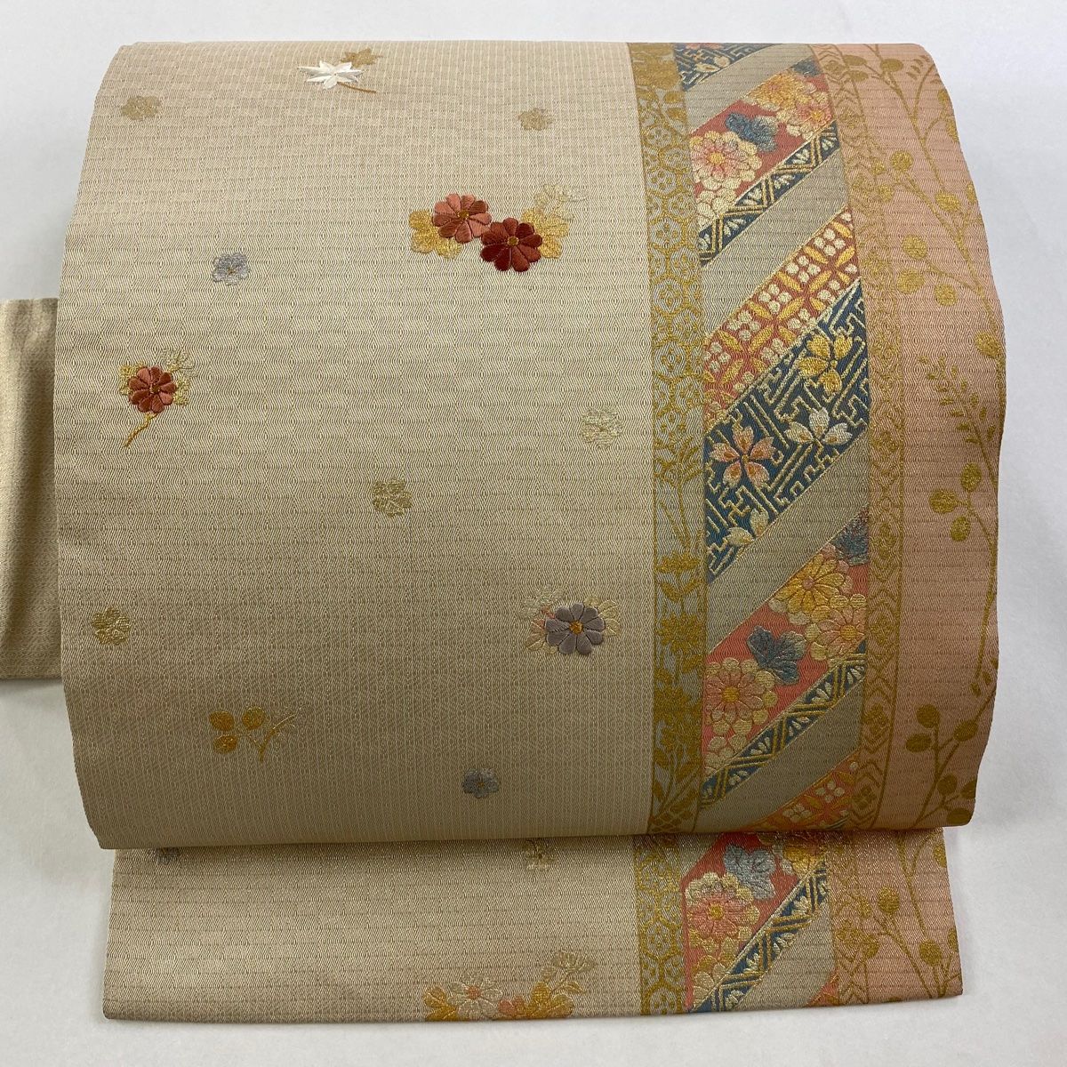 名古屋帯 秀品 菊 楓 刺繍 金彩 薄茶色 正絹