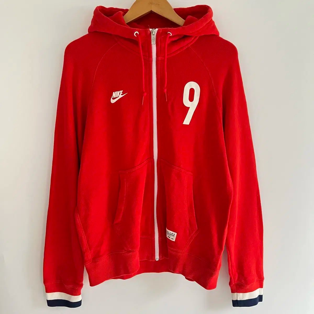 L Nike(ナイキ） レッド フード付き ジップアップパーカー