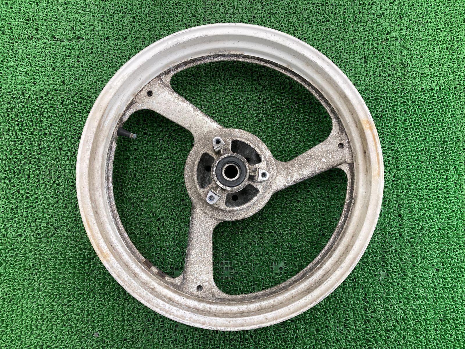 TZR250R リアホイール 白 R-64 ヤマハ 純正 中古 バイク 部品