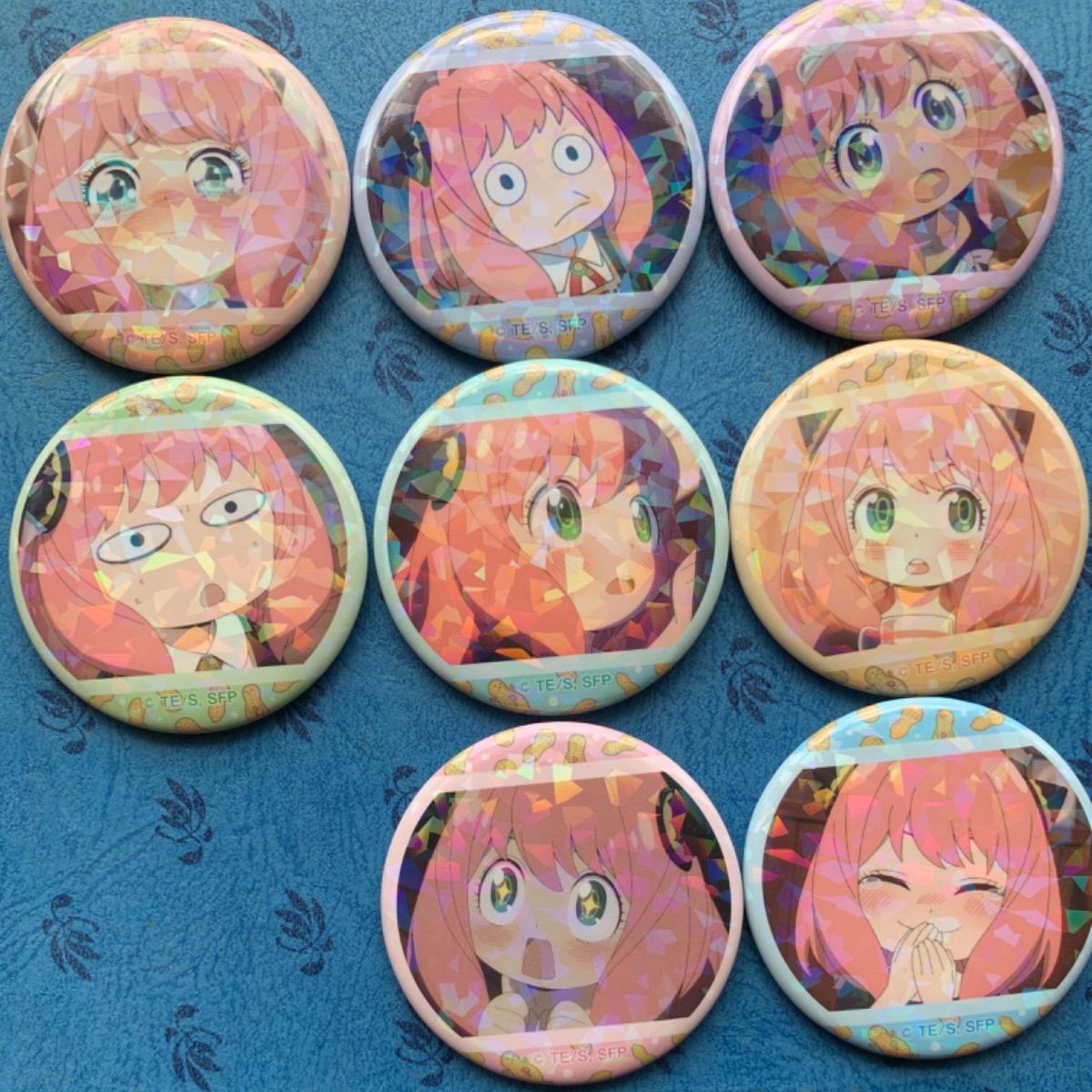 スパイファミリー アーニャ ホログラム 缶バッジ 全8種コンプ - メルカリ