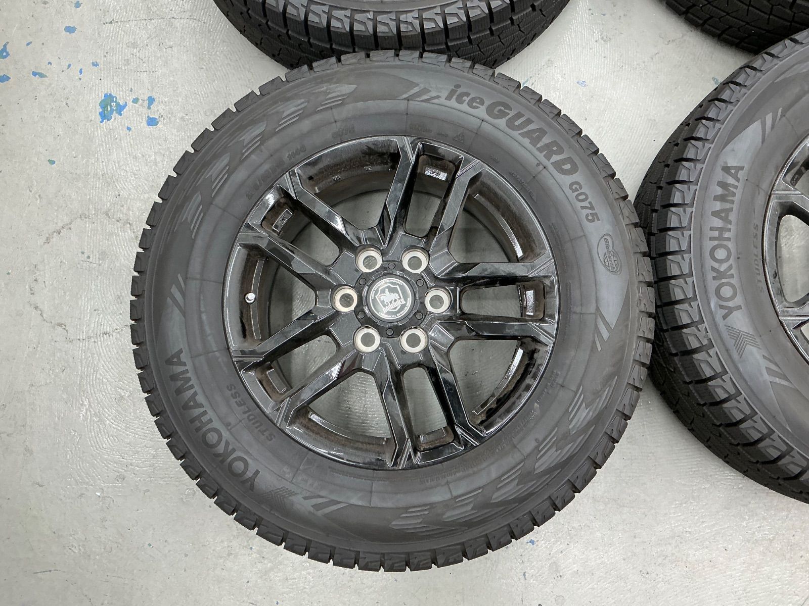 トヨタランドクルーザースタッドレスタイヤホイル付き265 65R18 VJA300W