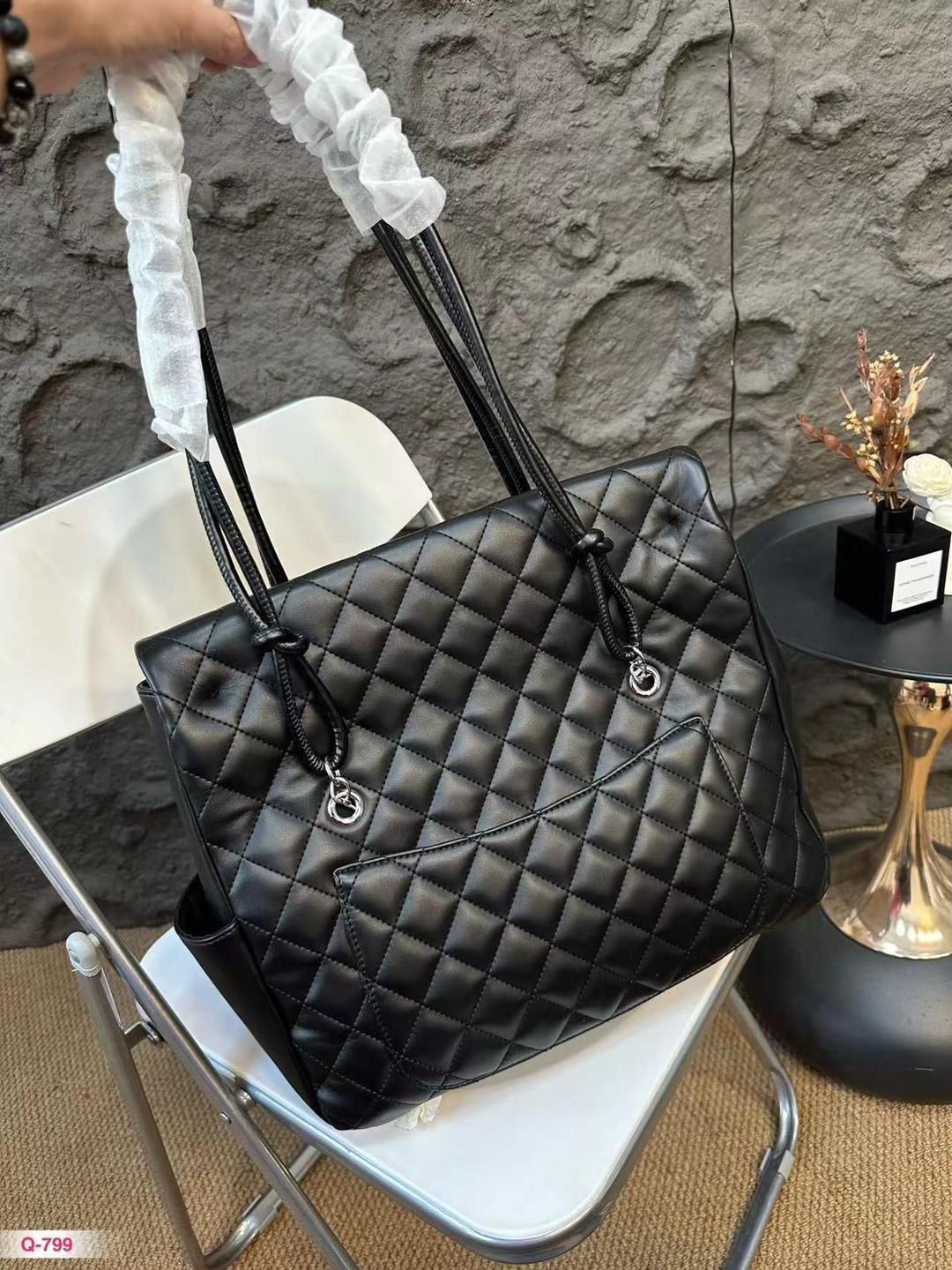 CHANELトートバッグ　黒ＭＭ ⭐︎本日限定価格⭐︎ CHANEL 黒トートバッグ ハンドバッグ｜本日限定特価｜新品未使用
