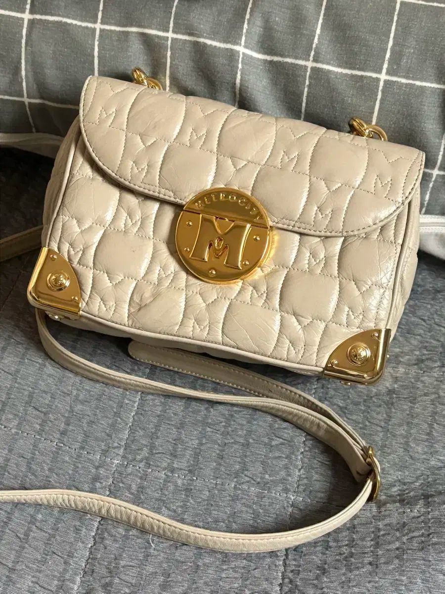 メトロシティ アイボリー クロスバック