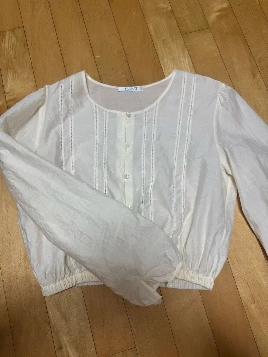 タナット ラウ クロップド ブラウス