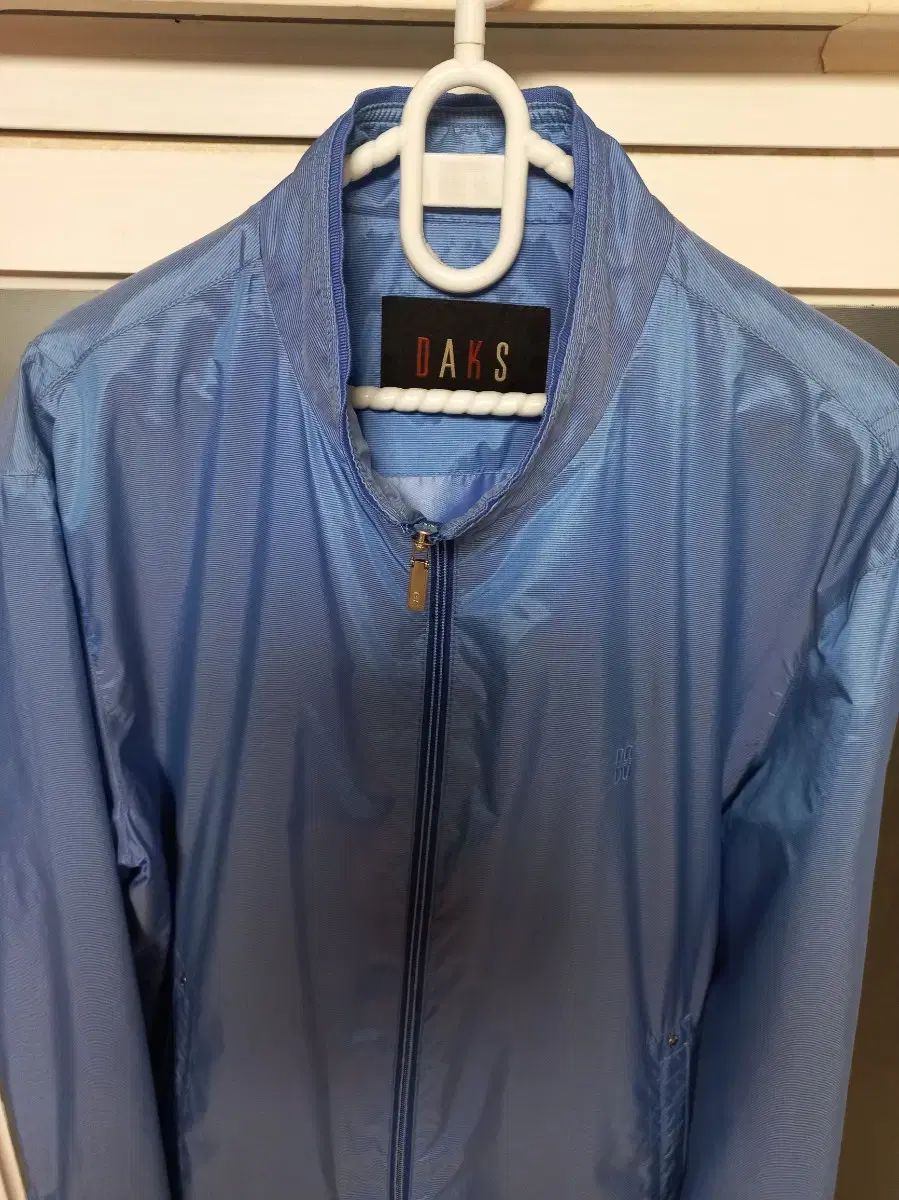 秋 ウィンドブレーカー