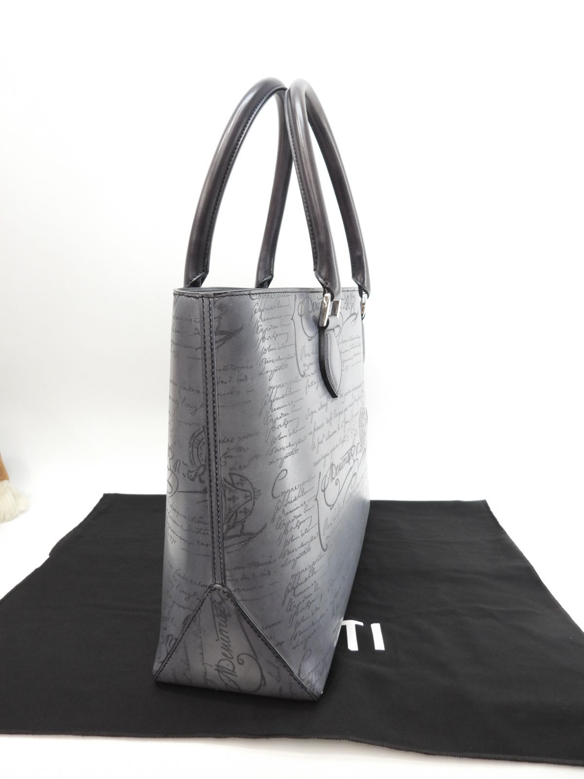【かすぽん】 ベルルッティ カリグラフィ トゥジュール トートバッグ 美品 ベルルッティ カリグラフィ トゥジュール レザー 白 トートバッグ