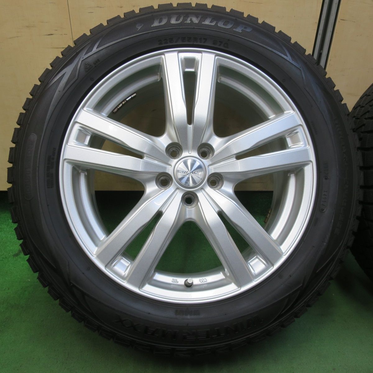 バリ溝 キレイ 9.5分以上 インプレッサ 等 225|55R17 スタッドレス ダンロップ ウインターマックス WM01 DUFACT デュファクト 17インチ PCD100|5H 5101606イス