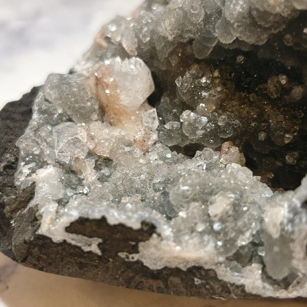 玄武岩上のカルセドニー 魚眼石