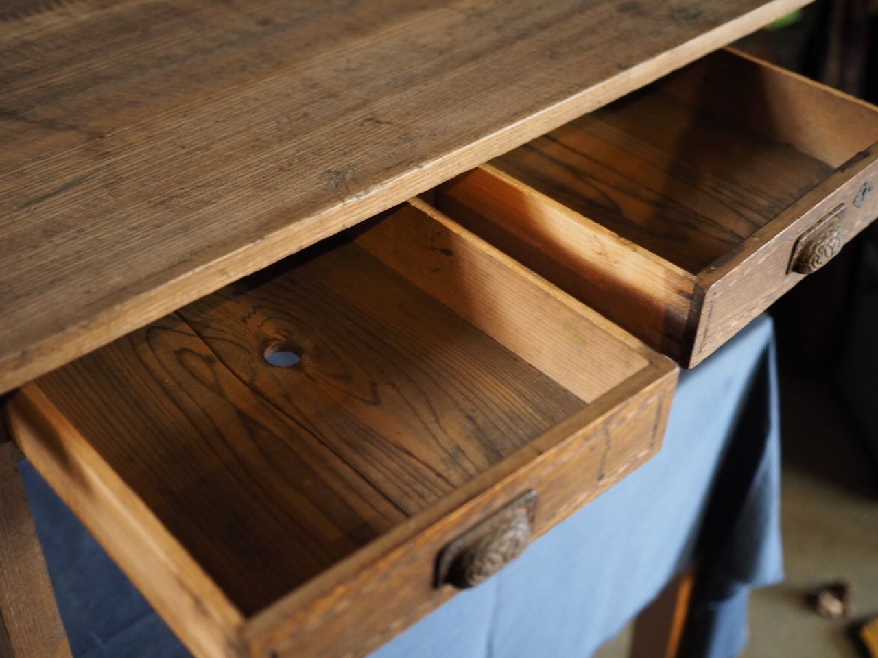 透かし彫枯れた味わいの文机 大正時代 古録展 品番F4492 MARWIL-DEMENAGEMENTS_CH