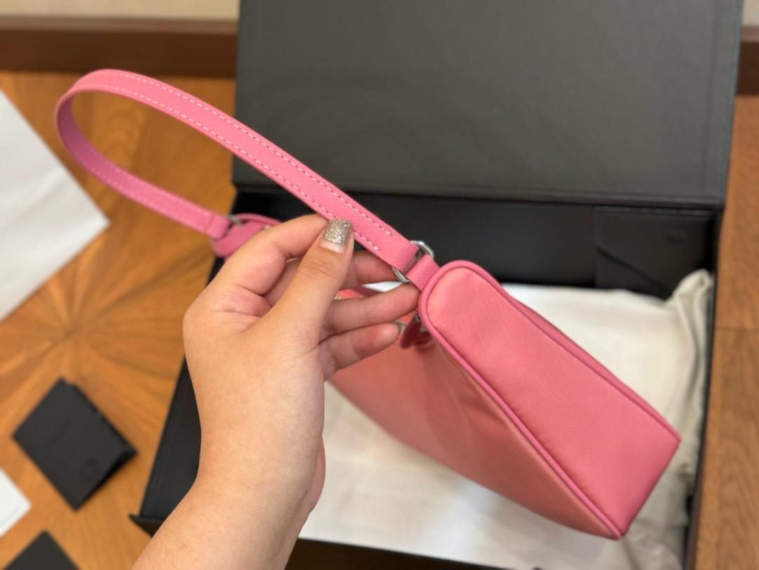 PRADAプラダのとてもスタイリッシュな女性用ショルダーバッグ