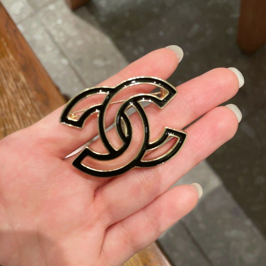 チャームがハンガーに沢山ついていて可愛すぎ CHANEL ブローチ 今日特価】CHANEL 最新モデル ブローチ レディース ファッション