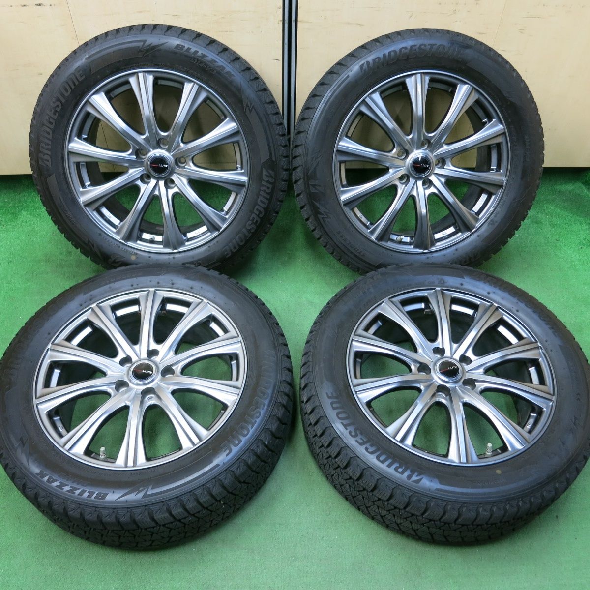 [送料無料] バリ溝！キレイ！9.5分スタッドレス 235/55R18 ブリヂストン ブリザック DM-V3 LUTZ 18インチ PCD114.3/5H4092003SYス
