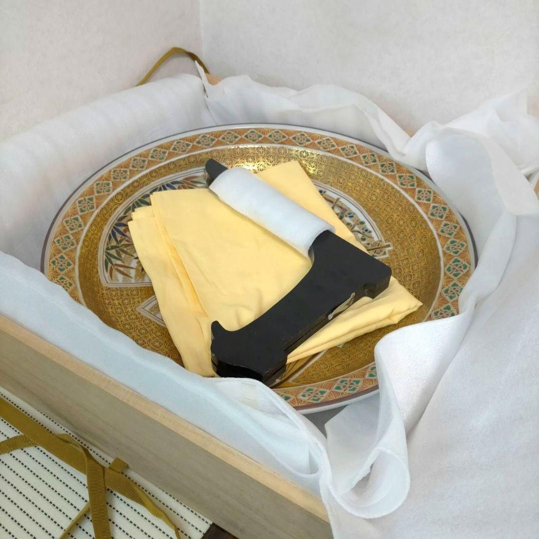 金彩小紋扇面図 山本重義 九谷焼 飾皿 七宝柄 皿立 共布 共箱 元値33万