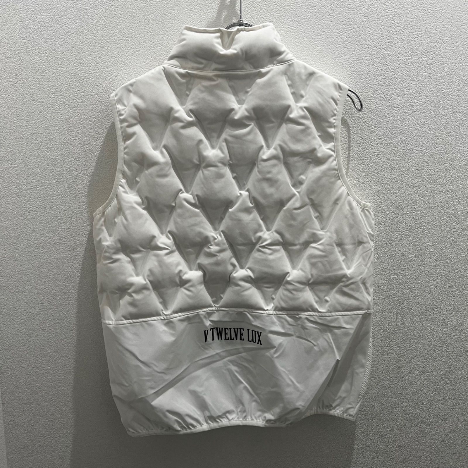 40%OFF V12 v12 V-12 ゴルフ ゴルフウェア ダウンジャケット ダウンベスト VLX2320-JK05 ホワイト LX MAD VEST Mサイズ Lサイズ XLサイズ 防寒 撥水 メンズ 定価41 800円