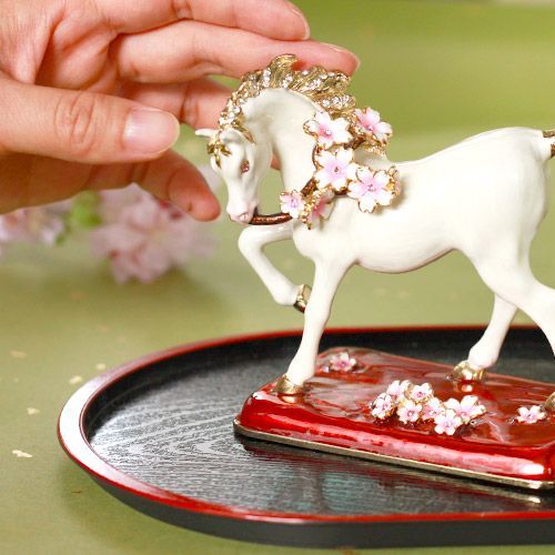 EX500【正規品】桜馬 桜をあしらった躍動感のある白馬の置物 ウマ 午年