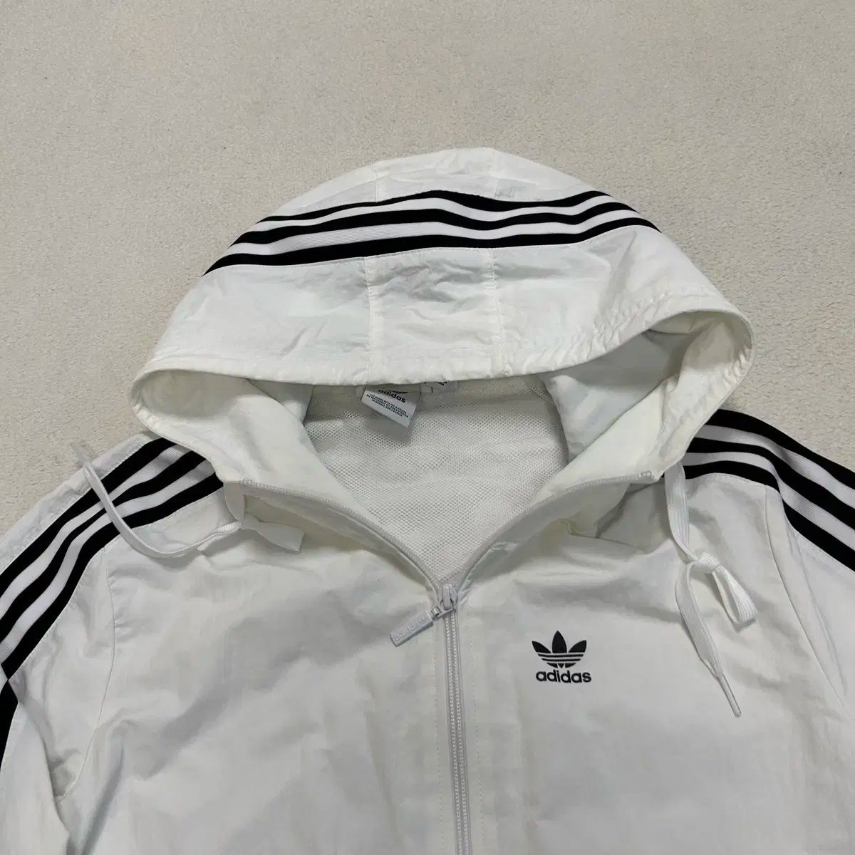 アディダス ロックアップ ウィンドブレーカー