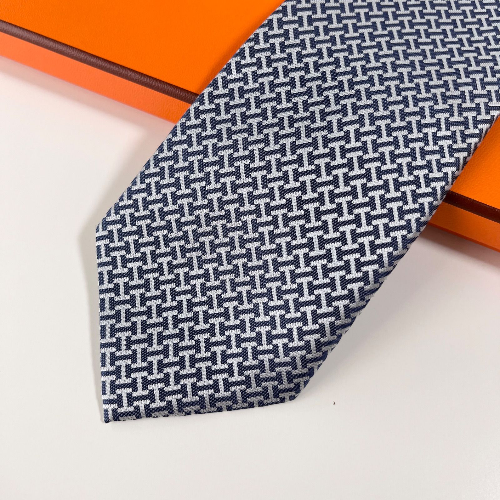 美品 HERMES エルメス ネクタイ シルク100% ライトグレー H柄