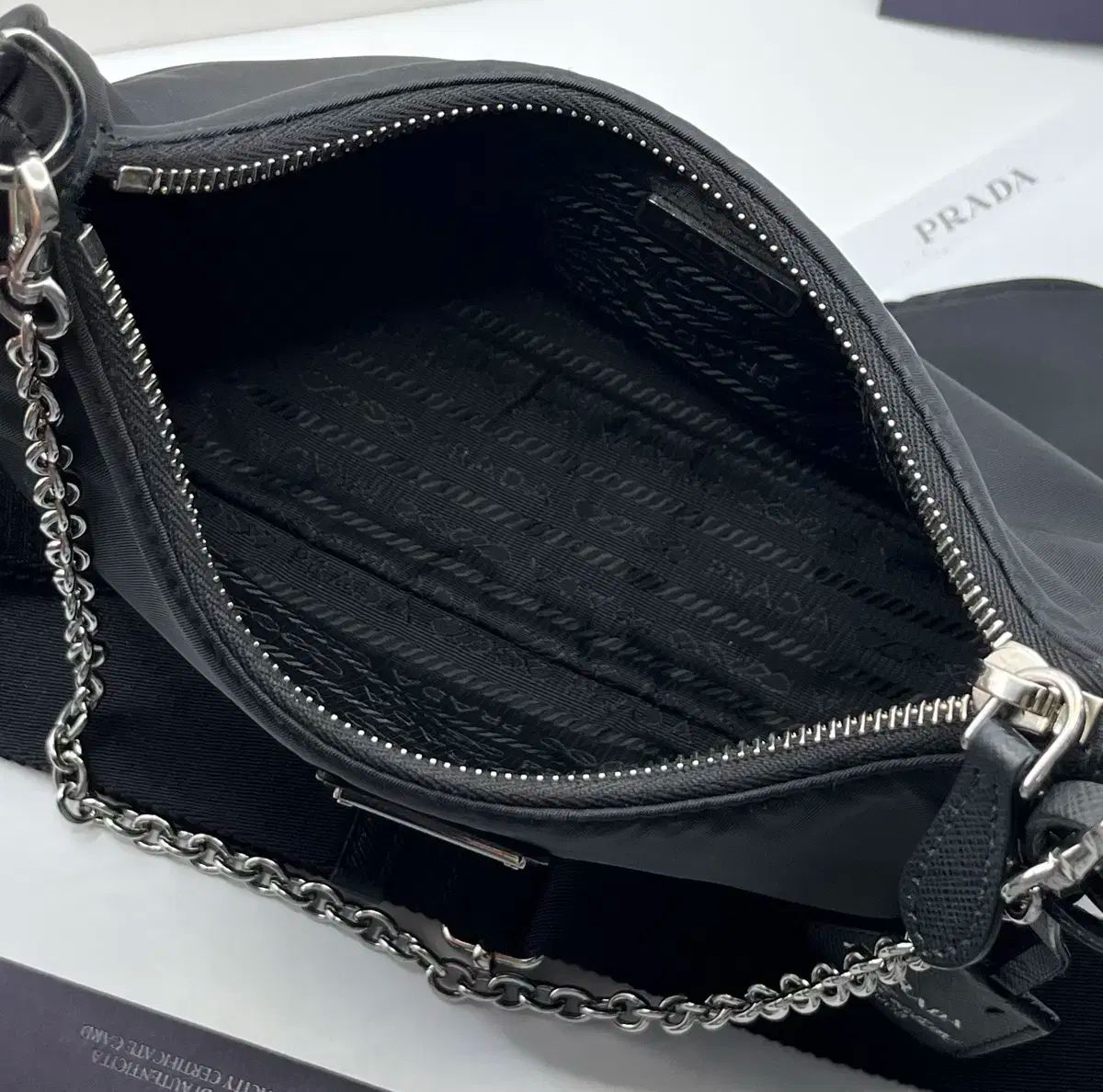 ほぼ新品 付属品完備 PRADA(プラダ) Re-Edition リエディション 2005  