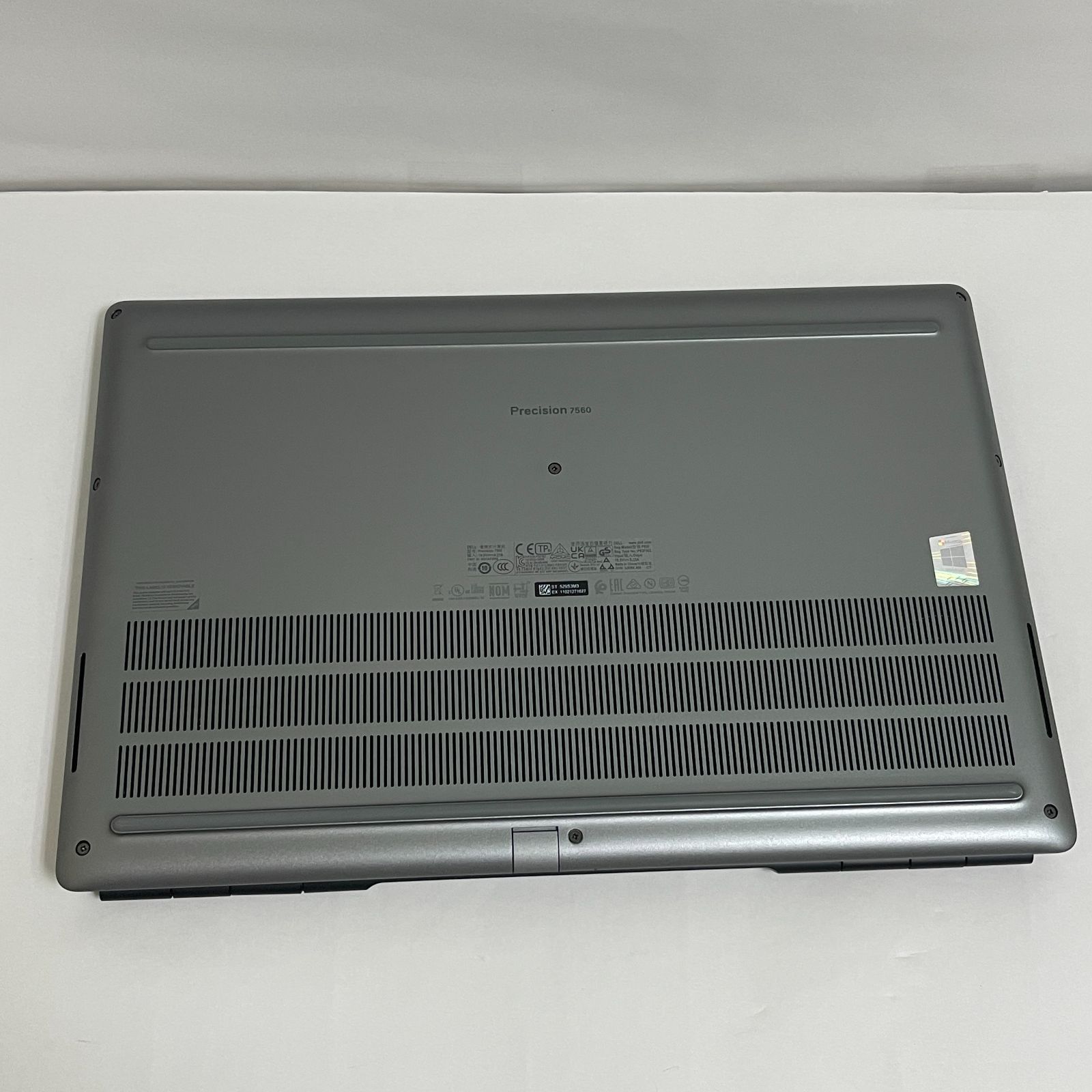 Dell Precision 7560【ほぼ未使用】Xeon W-11855M・32GBメモリ