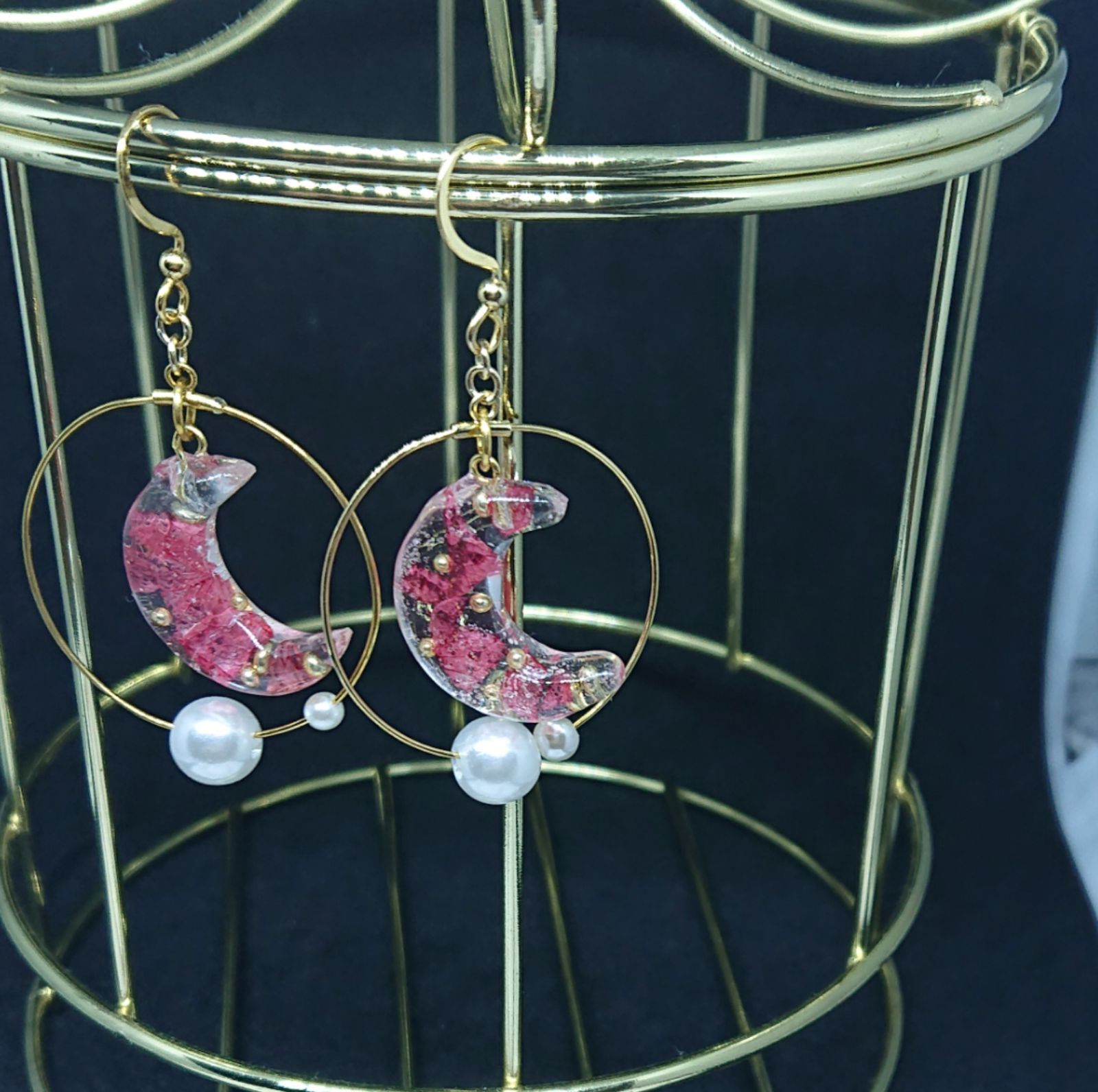 月とループの揺れるピアス ボタニカル風 推しカラー(赤)