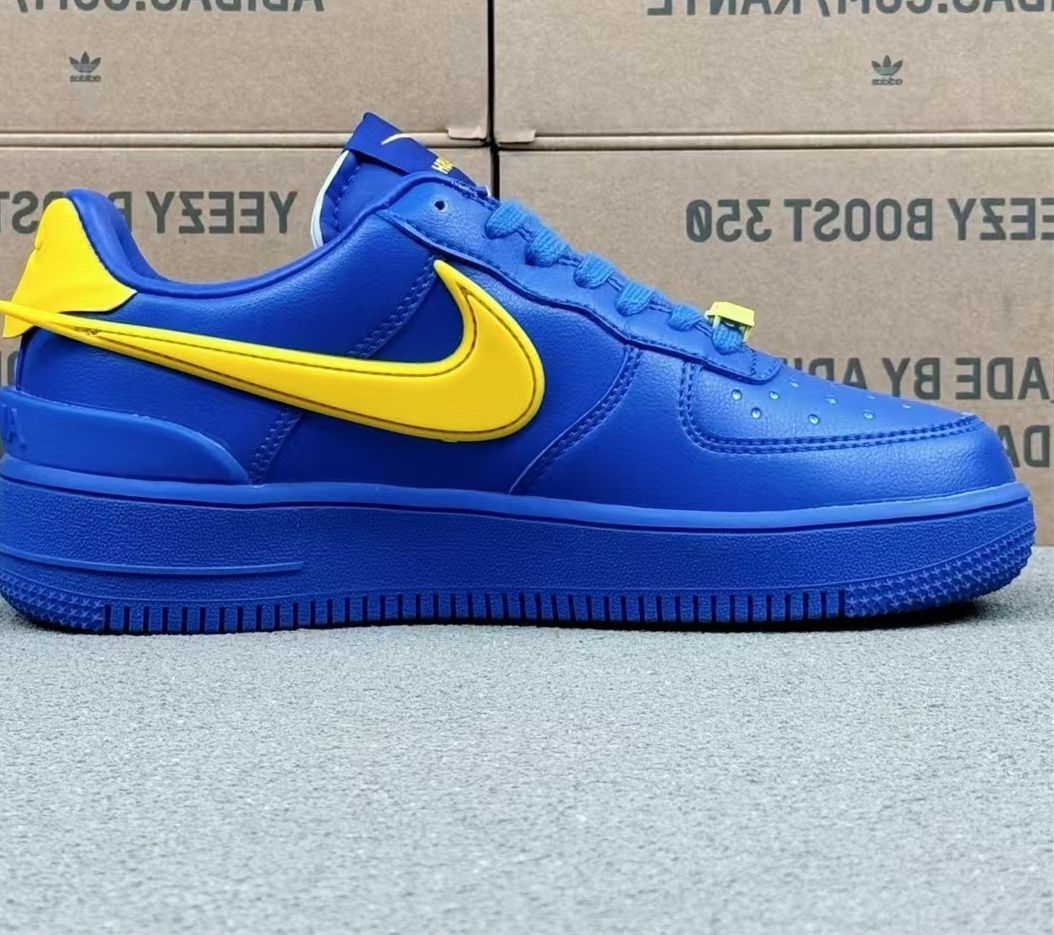 Nike Air Force 1 Low "Game Royal/Vivid Sulfur"ナイキ エア フォース 1 ロー "ゲームロイヤル/ヴィヴィッドサルファー" — 鮮やかなカラーリングが際立つコラボモデル