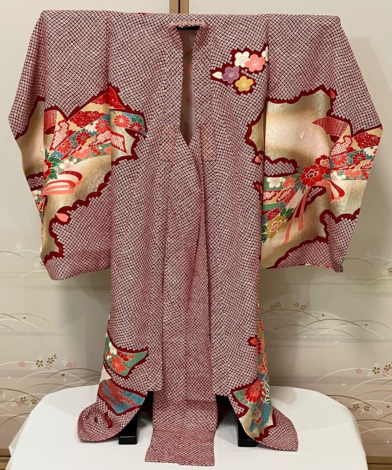 «花ラブリ» リユース リサイクル 一つ身着物 宮参り着 紐付き 七五三 0～３歳 女の子 女児 初着 赤 レッド 臙脂 えんじ 金 熨斗 疋田柄 鞠 花 くもどり 産着 掛け着 小裁ち 熨斗目 赤ちゃん 和装 和柄 和風 着物 産着 着物 セレモニードレス