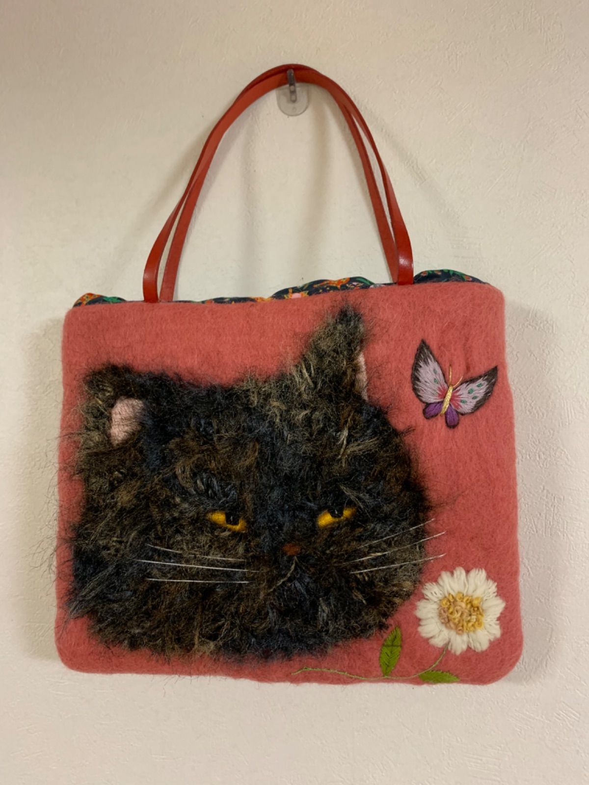 ペルシャ猫と蝶々とお花の刺繍 羊毛フェルト生地のバッグ - 世界に一つ