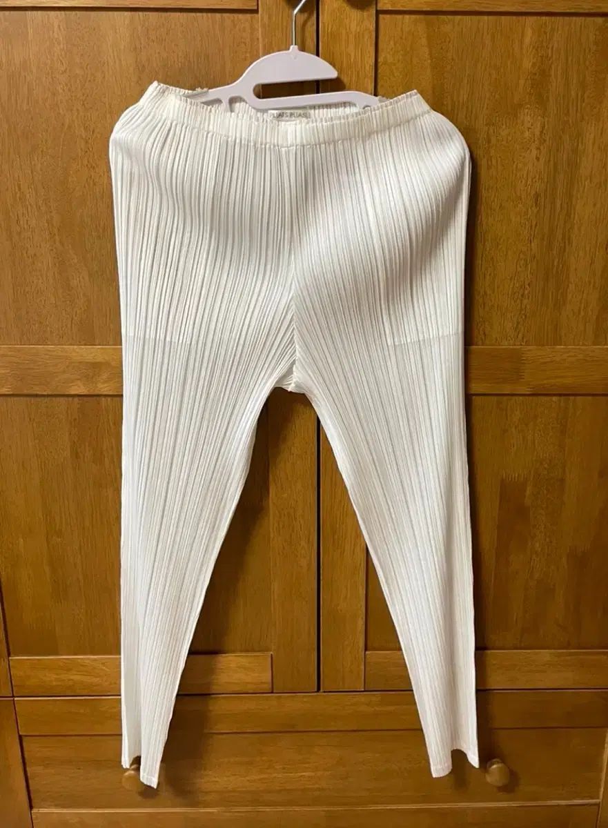 PLEATS PLEASE プリーツプリーズ マンスリーパンツ 白 ミシシに到着 JF183