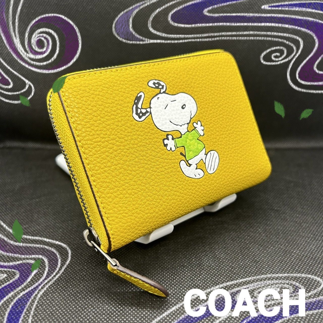 COACH人気の可愛いスヌーピーがプリントされたコラボ2022のコーチミニ財布