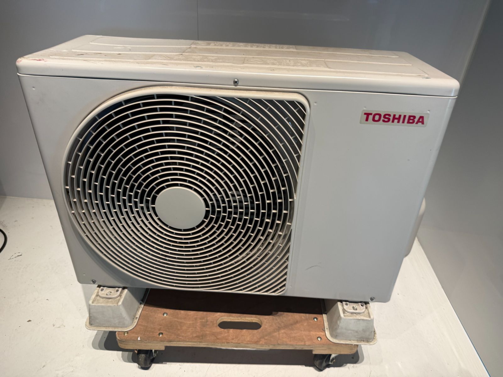 220 TOSHIBA 2023年製エアコン 10～12畳用 - メルカリ