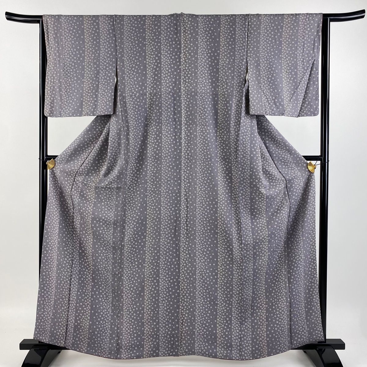 未使用　正絹　袷　小紋　縦縞模様　身丈（肩から）159㎝ 小紋 身丈162.5cm 裄丈64cm M 袷 桜 縦縞模様 灰紫 正絹 秀品 【中古