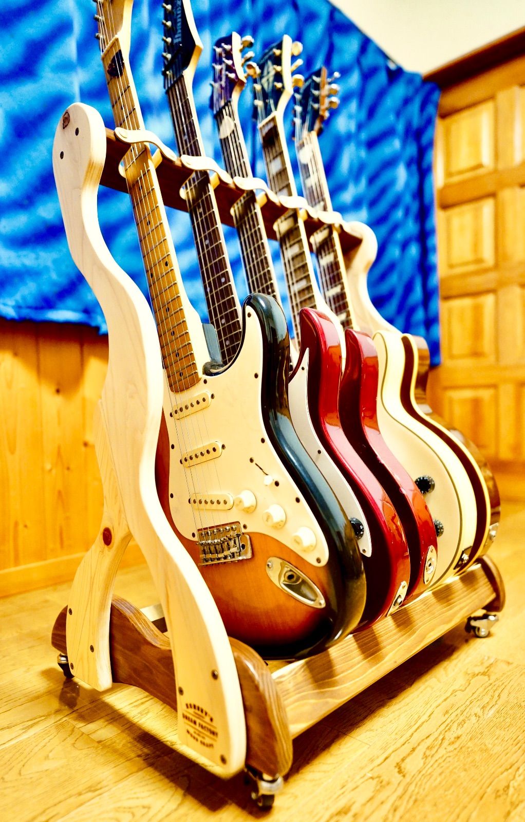 【24時間以内に発送】手作り木工　木製ギタースタンド （ニス仕上げ）キャスター、転倒防止ベルト