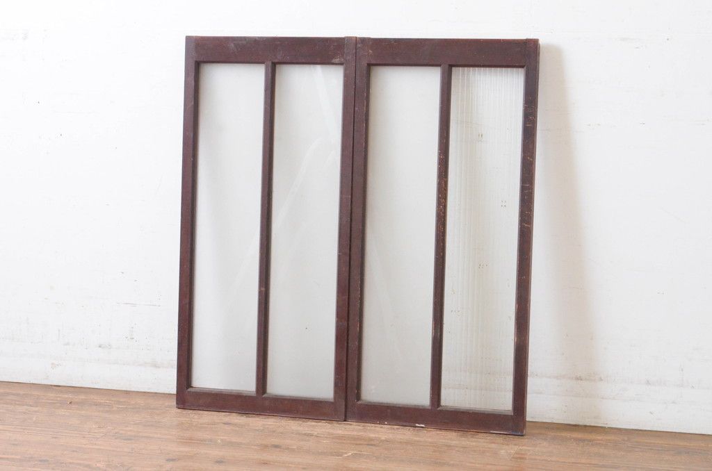 現状販売 ガラス窓2枚セット アンティーク建具 縦型 レトロ 引き戸 ガラス戸 4～7営業日前後で発送 修理加工希望の方3ヶ月程で発送 R-064981