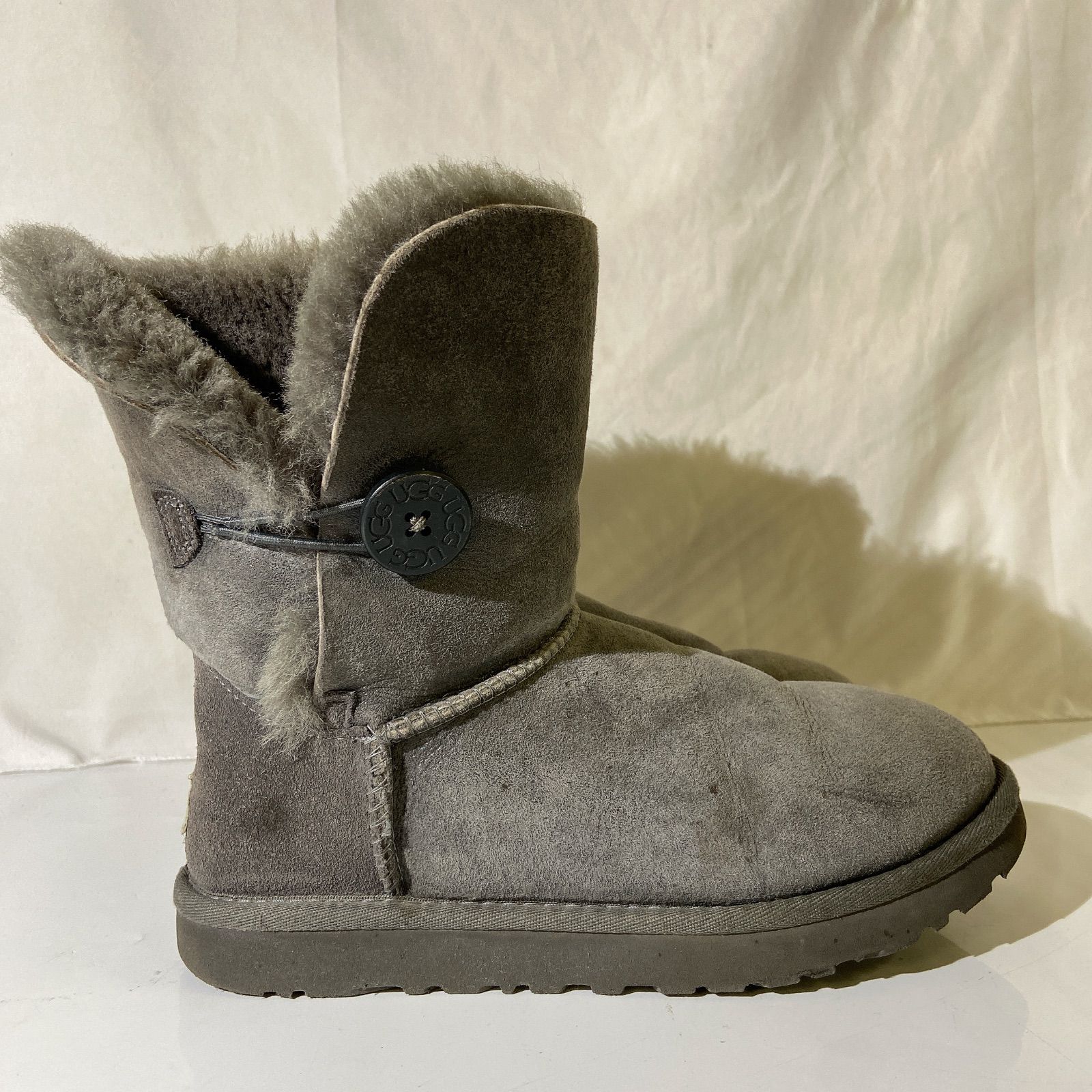 美品】UGG アグ ムートンブーツ ミニベイリーボタン ブリング 美品】UGG アグ ムートンブーツ ミニベイリーボタン ブリング