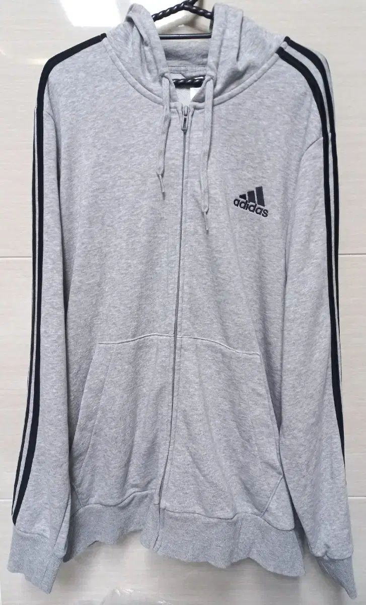 【雷市場（ポンジャン）商品韓国直送】 adidas(アディダス) 必須アイテム グレー 黒 トラックトップス ジャージ ジャージ ジップアップ 105 ／ XL