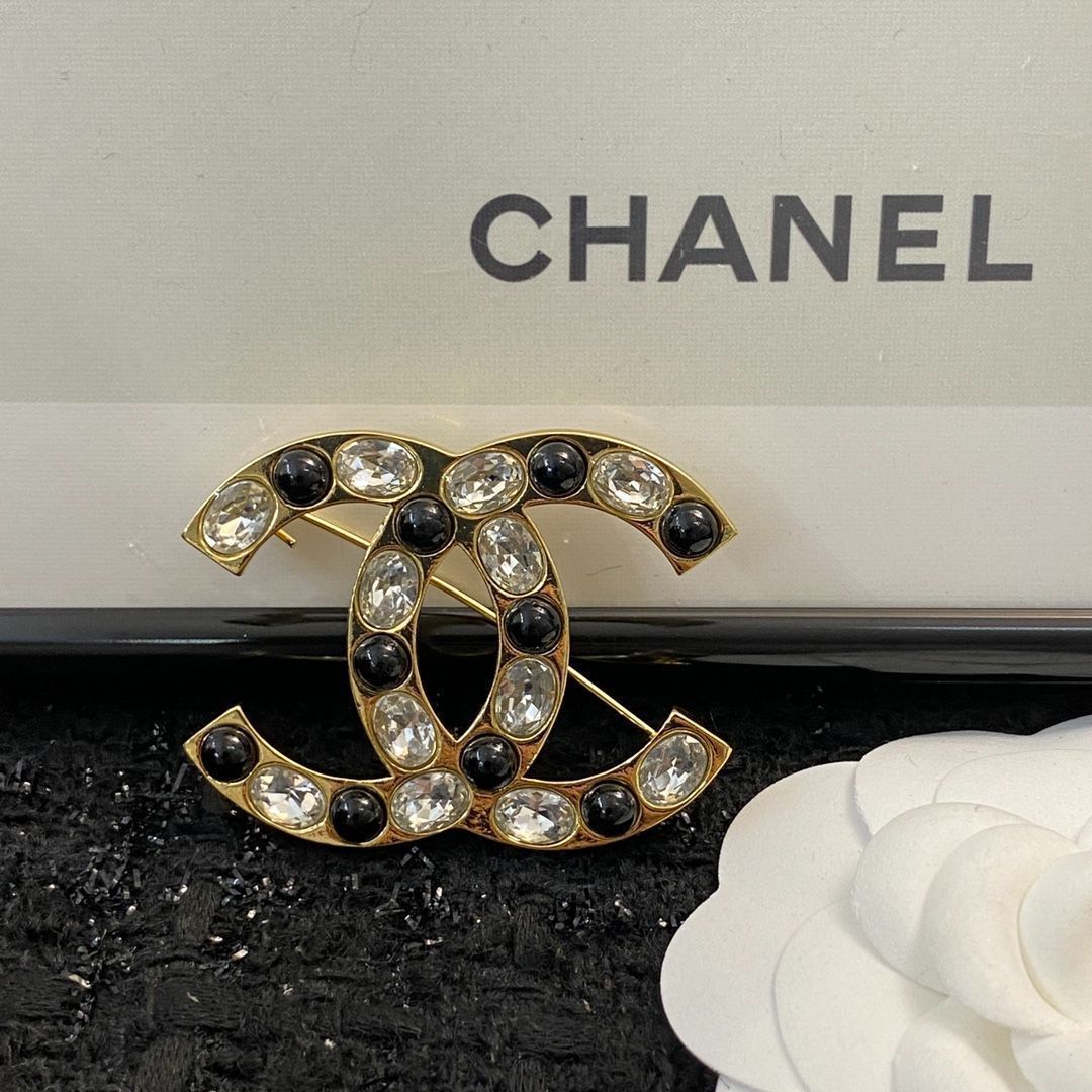 CHANEL】シャネル 新作クリスタルパールブローチ - 高級感溢れるエレガントなデザインFF1284 - メルカリ