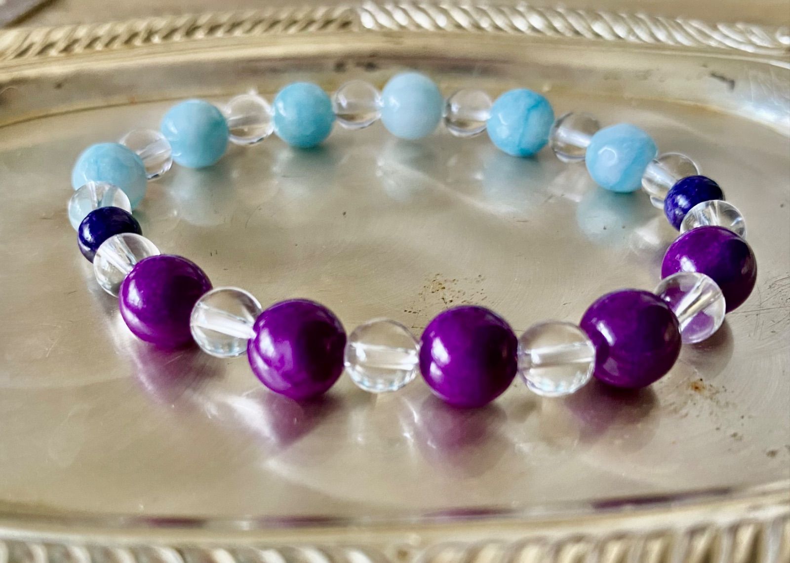 世界三大ヒーリングストーン、ラリマー8mm、スギライト8mm、チャロアイト6mmとAAランクのクリスタル水晶6mmを合わせて、魅力いっぱいのブレスレットにしました！タイプ2