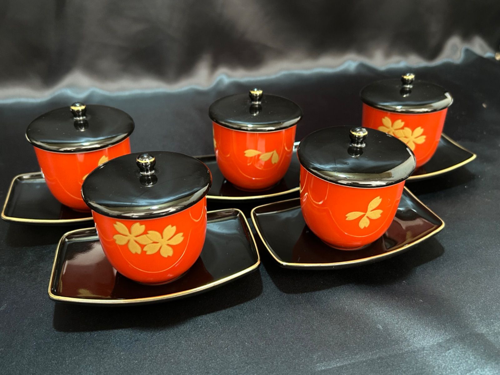 最終値下げ　深川製磁 金彩桜 黒舟型茶托付蓋付き煎茶碗5客揃 最終値下げ 深川製磁 金彩桜 黒舟型茶托付蓋付き煎茶碗5客揃 稀少 レア