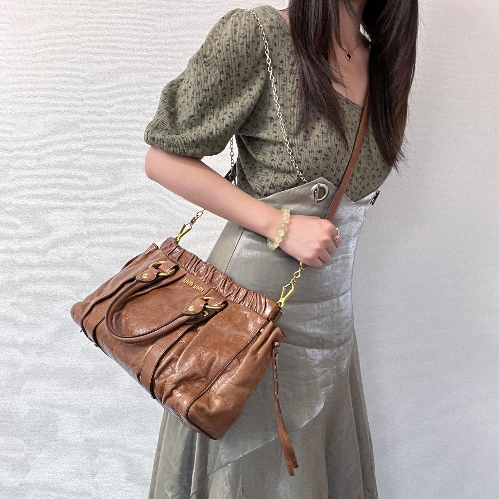 美品 archive miumiu ハンドバッグ 肩掛け可 レザー ブラウン系 美品 archive miumiu ハンドバッグ 肩掛け可 レザー ブラウン系