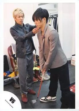 [중고] Raw Photo (Johnny's) V6/미야케 켄, 모리타 츠요시, 전신, 모리타 블랙 재킷, 미야케의 얼굴 양손, 미야케 그레이 재킷, 블랙 팬츠, 골프 클럽/ 공식 Raw Photo
