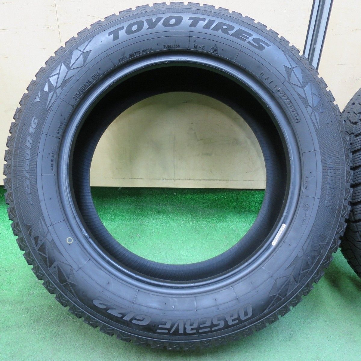 バリ溝！9.5分☆スタッドレス 215/60R16 トーヨー オブザーブ GIZ2 