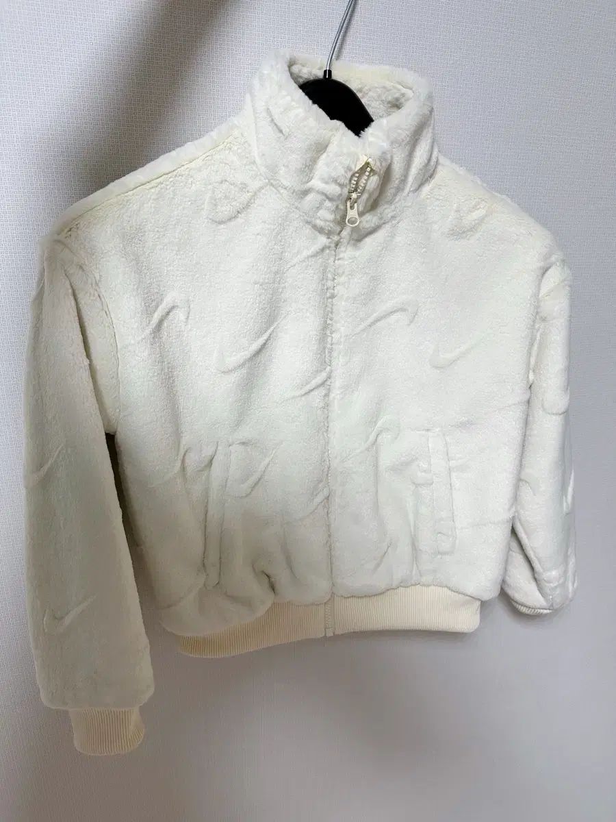 ナイキ スウッシュ エンボス フリース 白 ジャケット キッズ