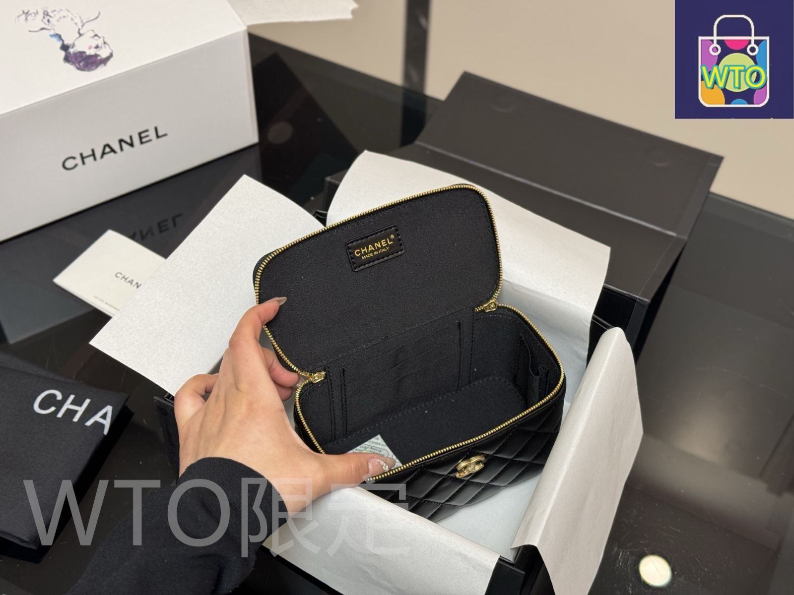 シャネル　コスメ　ボックス CHANEL Novelty Accessory Case Mirror Cosmetic Jewelry Box