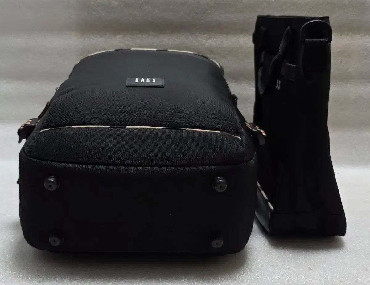 DAKS