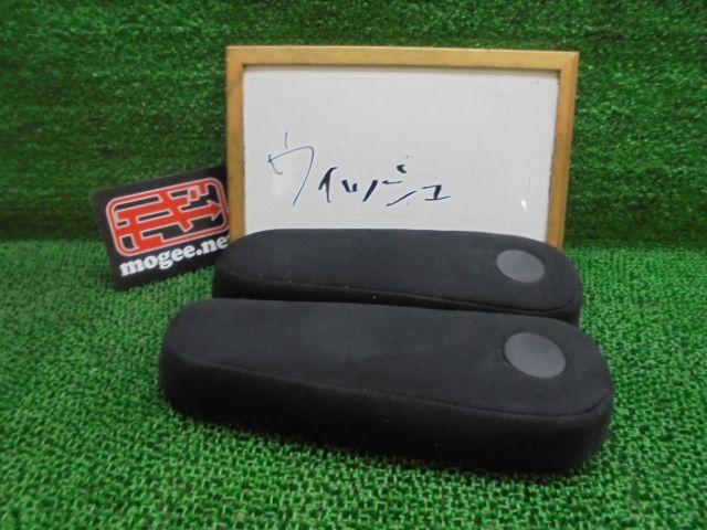 9FC3047 HB4 トヨタ ウィッシュ ZNE10G 後期型 X LTD フロントアームレスト左右セット　Minor damages/stains