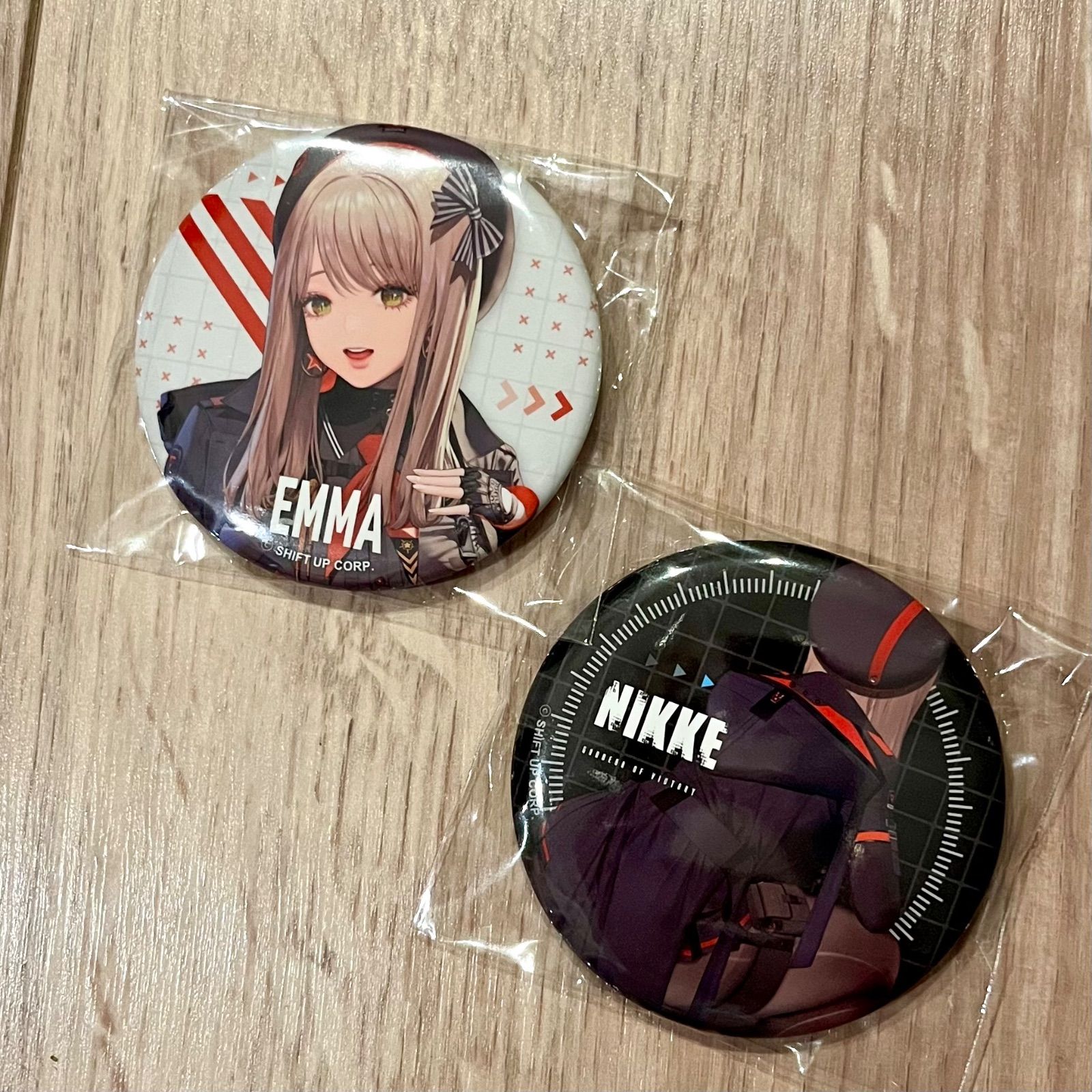 勝利の女神 NIKKE トレーディング缶バッジ Vol.1 エマ 2種セット